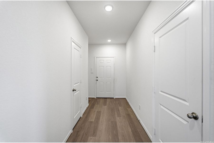 Spacious, unfurnished interior of a new home in Garden Grove, San Antonio (Image 18).