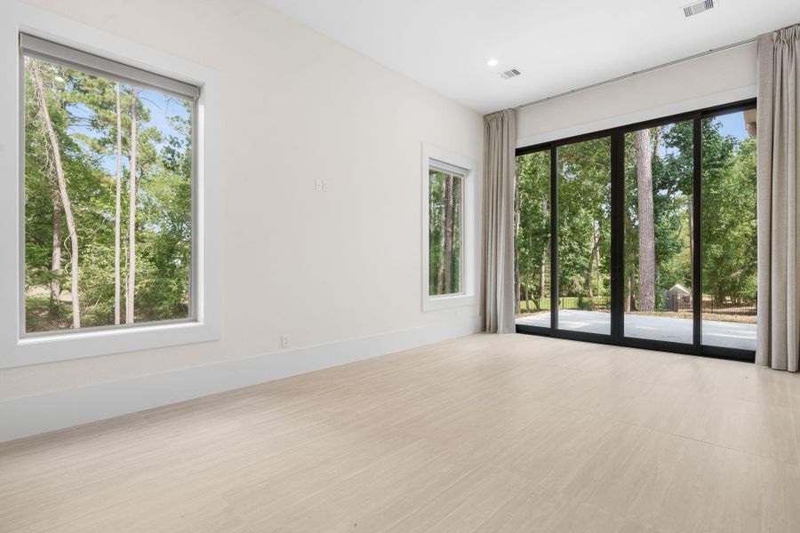 Spacious, unfurnished interior of a new home in , Tomball (Image 23).