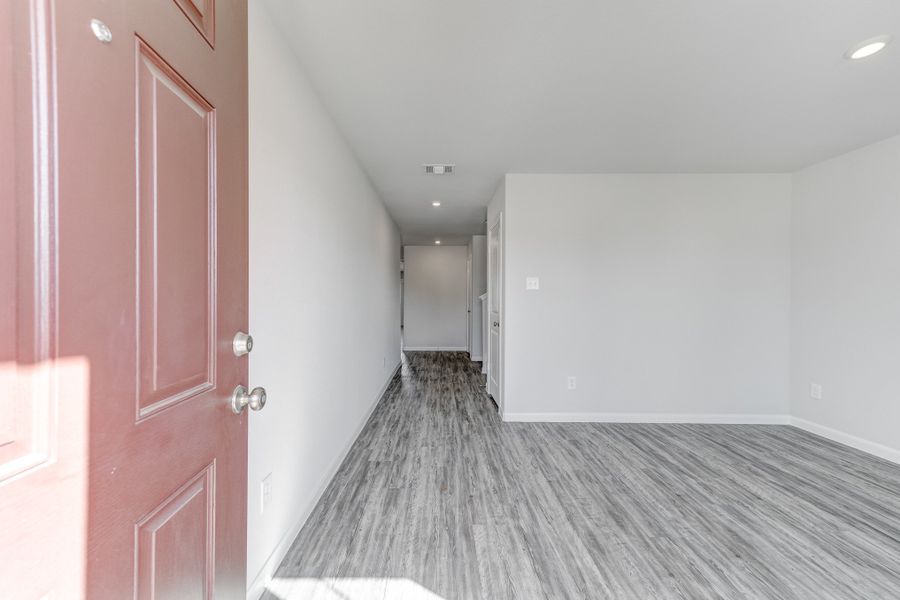 Spacious, unfurnished interior of a new home in Splawn Ranch, Killeen (Image 13).