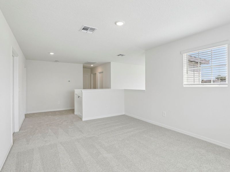 Spacious, unfurnished interior of a new home in Hilltop Vistas, Dade City (Image 13).