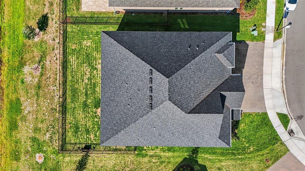 Exterior details and patio area of a home in , Oviedo (Image 27).