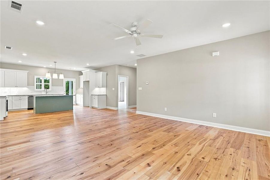 Spacious, unfurnished interior of a new home in , Jasper (Image 15).