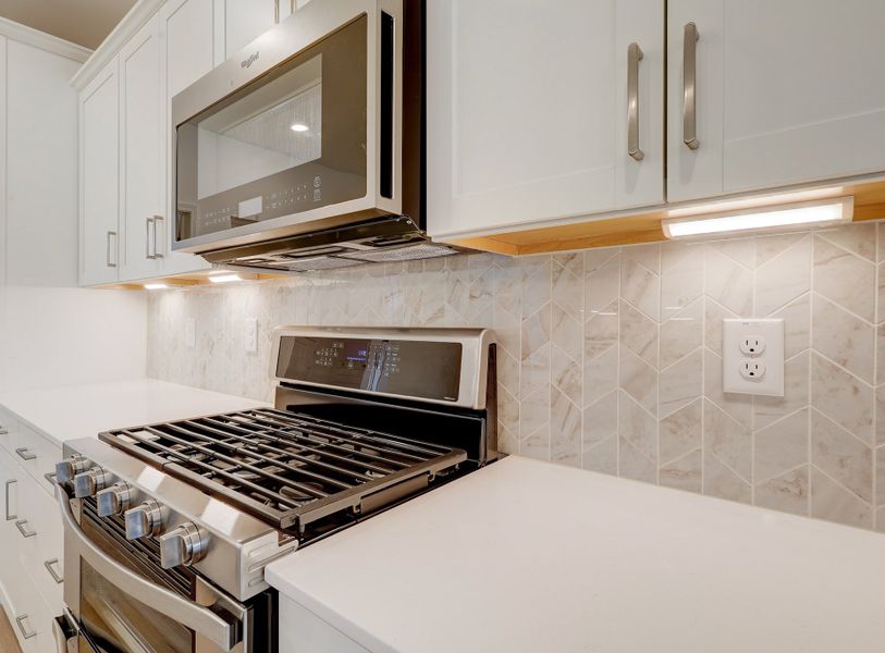 Representative interior finishes for a home built from the Elm by McKee Homes in Coastal Haven, Leland (Image 17).