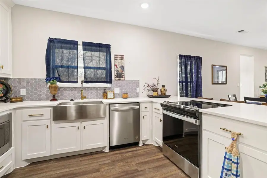 Furnished interior view inside a new home in , Denison (Image 10).