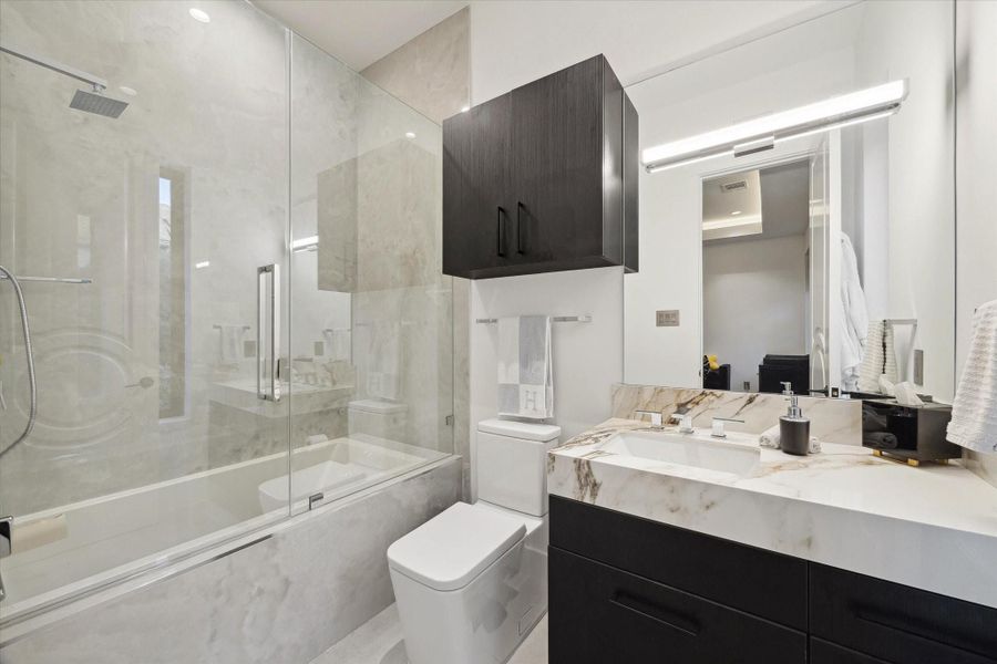 A luxury. En-suite guest bathroom with tub/shower combo