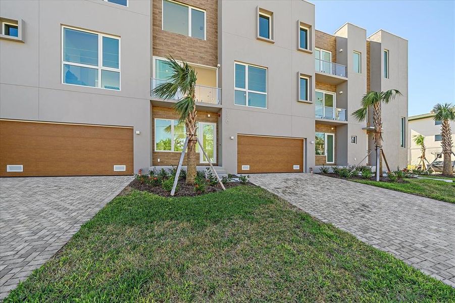 Exterior details and patio area of a home in , Sarasota (Image 3).