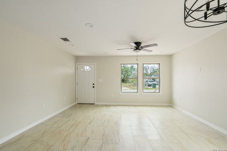 Spacious, unfurnished interior of a new home in , Del Rio (Image 13).
