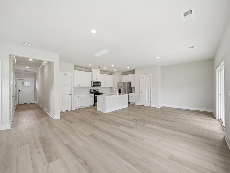Spacious, unfurnished interior of a new home in Crossing at Abner Creek, Greer (Image 9).