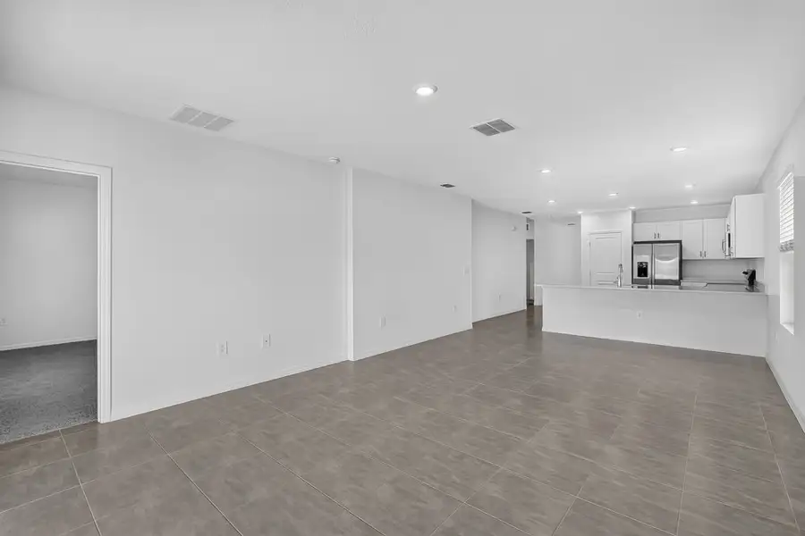 Spacious, unfurnished interior of a new home in Palm Wind, Hudson (Image 8).