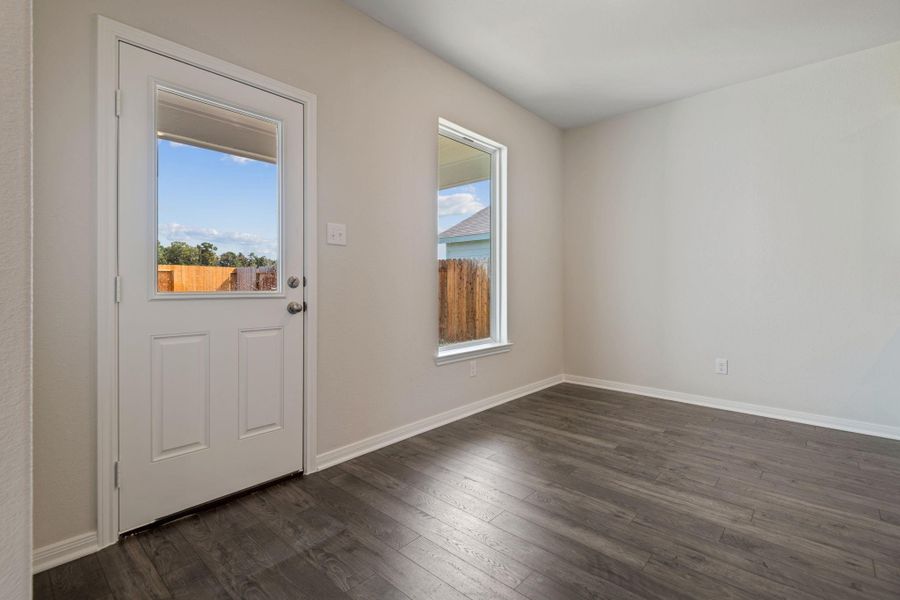 Spacious, unfurnished interior of a new home in Sweetwater Ridge, Conroe (Image 11).