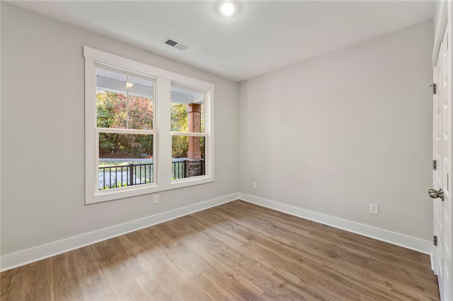 Spacious, unfurnished interior of a new home in Cross Creek Plantation, Seneca (Image 33).