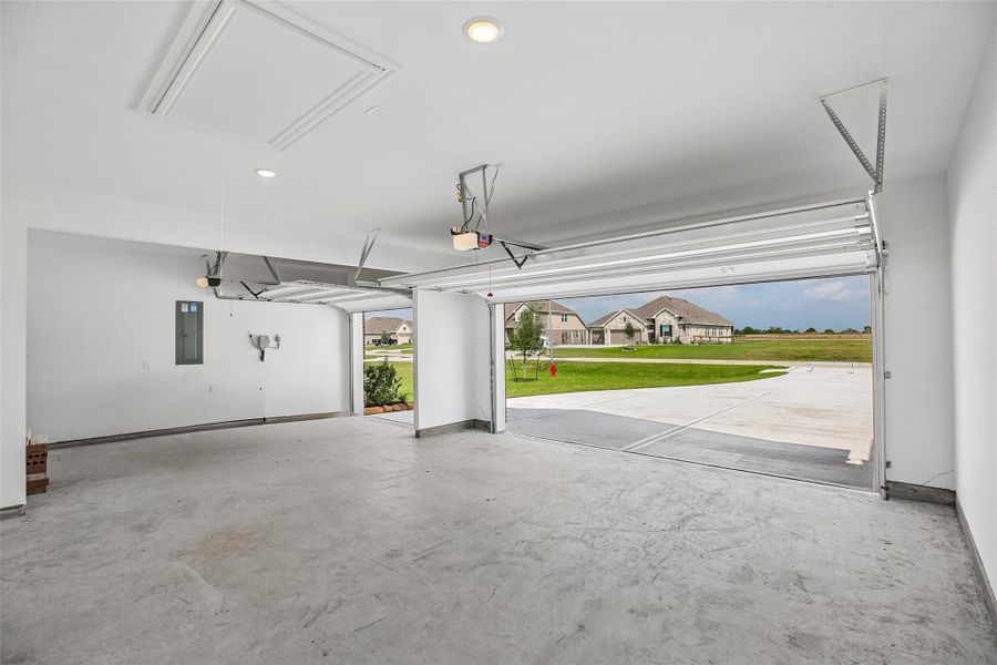 3 car garage! 3 car garage!
