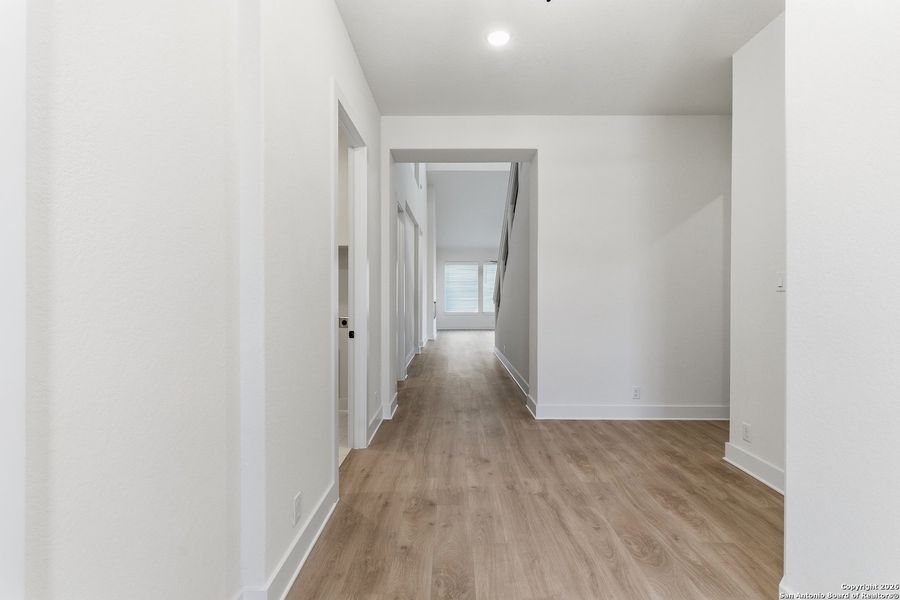 Spacious, unfurnished interior of a new home in Buffalo Crossing, Cibolo (Image 30).