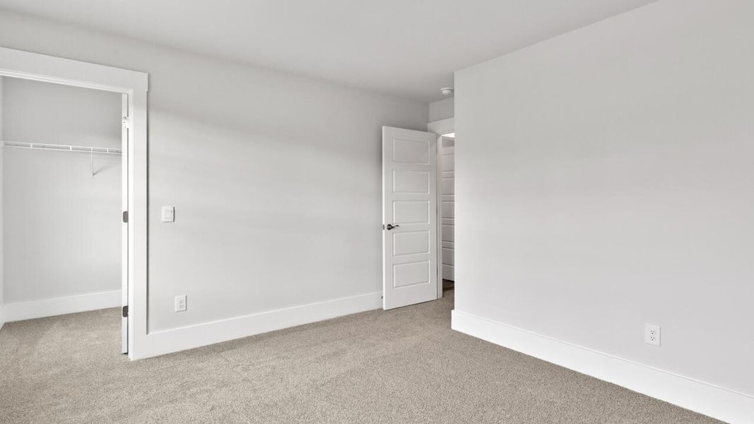 Spacious, unfurnished interior of a new home in Rolling Hills, Bolivia (Image 32).