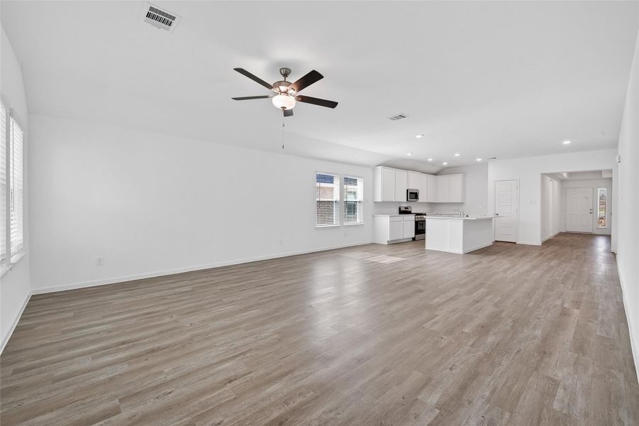 Spacious, unfurnished interior of a new home in Rollingbrook Estates, Baytown (Image 33). Spacious, unfurnished interior of a new home in Rollingbrook Estates, Baytown (Image 33).