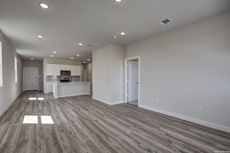 Spacious, unfurnished interior of a new home in Park Place, New Braunfels (Image 17).