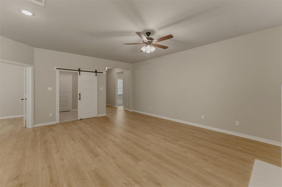 Spacious, unfurnished interior of a new home in Waterford Park, Weatherford (Image 13).