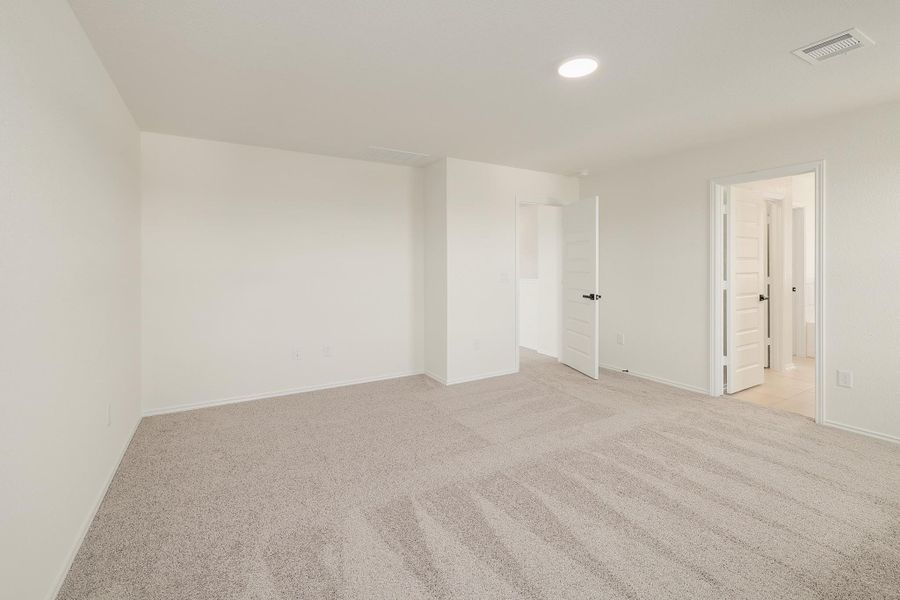 Spacious, unfurnished interior of a new home in Stoney Chase, Del Valle (Image 26).