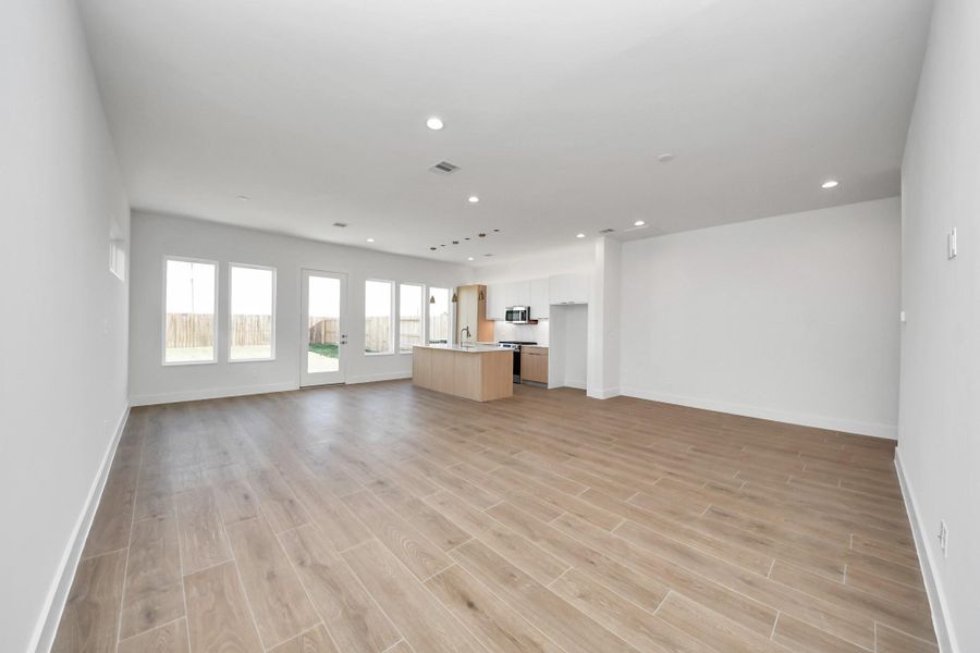 Spacious, unfurnished interior of a new home in , Houston (Image 15).