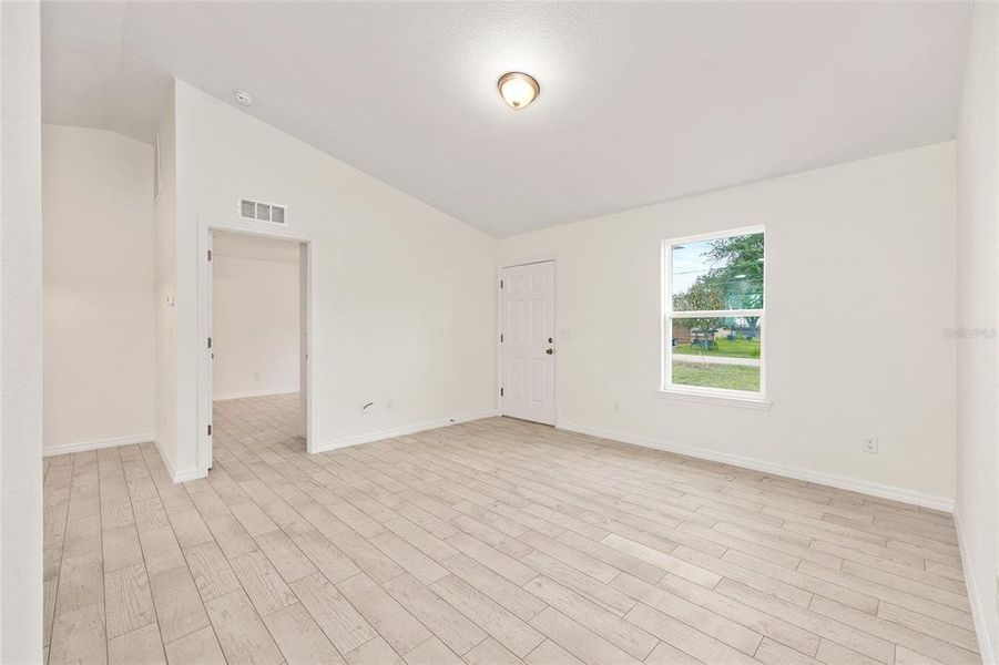 Spacious, unfurnished interior of a new home in , Ocala (Image 14).