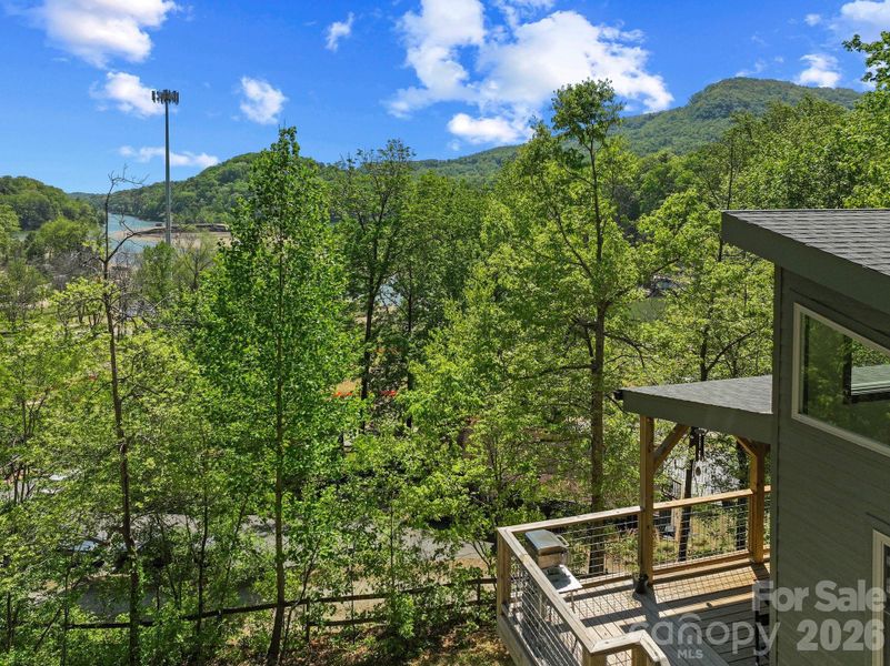 Peek-a-boo water views in the lush months open to more ample water views as Winter approaches.