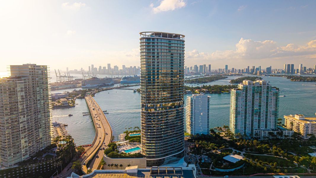 Condo located in Miami Beach, FL showcasing its design and architecture (Image 31).