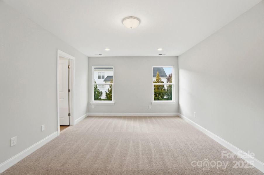 Spacious, unfurnished interior of a new home in Harrisburg Village, Harrisburg (Image 42).