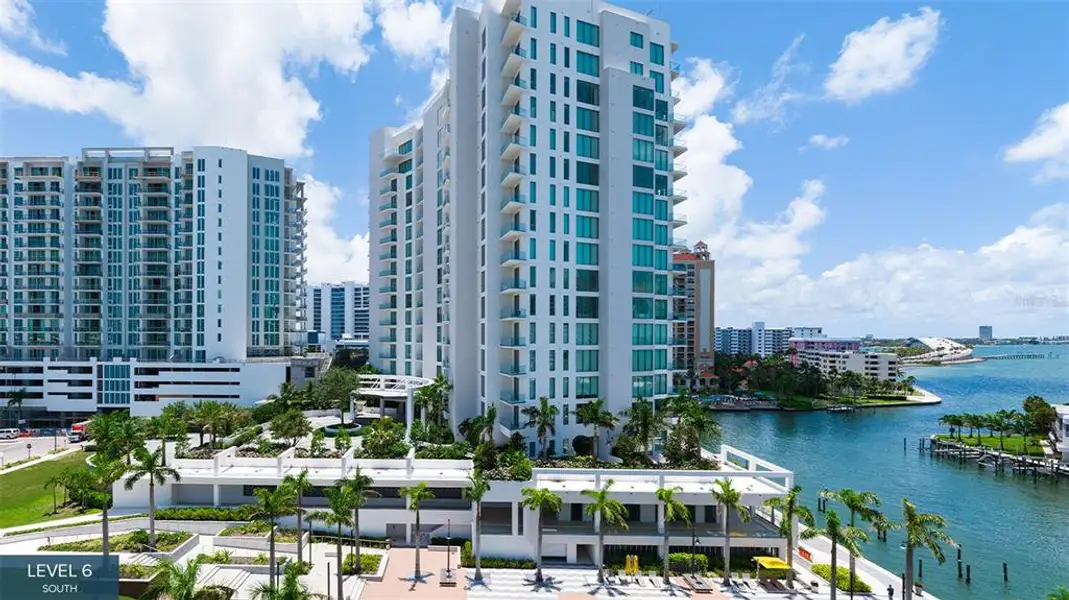 Condo located in Sarasota, FL showcasing its design and architecture (Image 1).