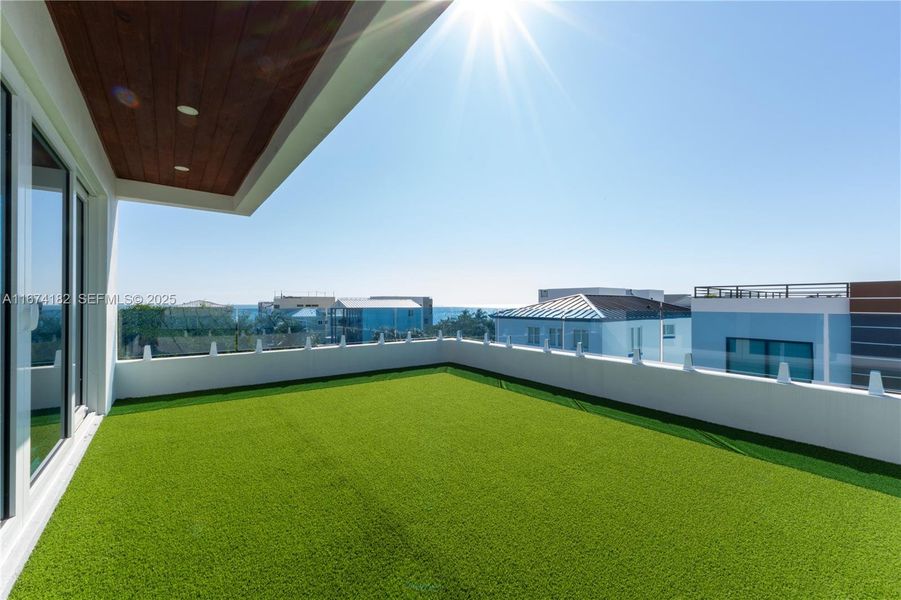 Exterior details and patio area of a home in , Key Largo (Image 13).