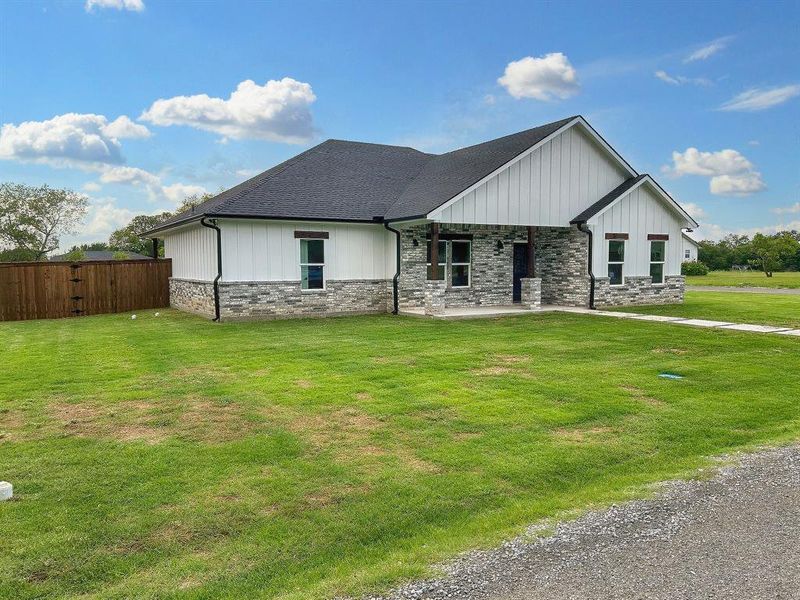 View of front of property featuring a front yard