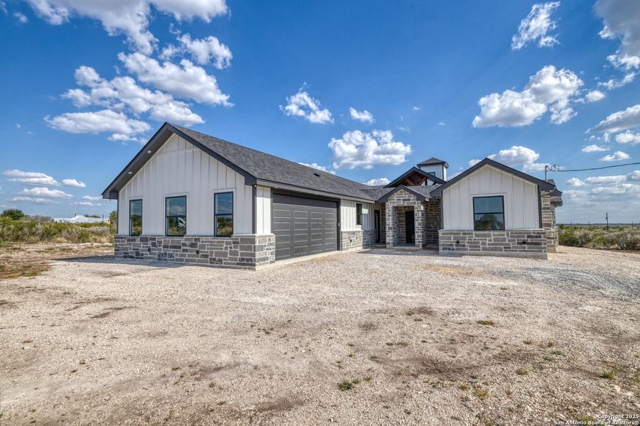 Exterior details and patio area of a home in , Uvalde (Image 23).