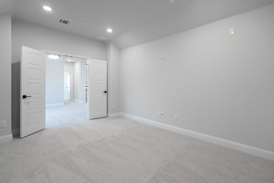Spacious, unfurnished interior of a new home in Valencia on the Lake, Little Elm (Image 21).