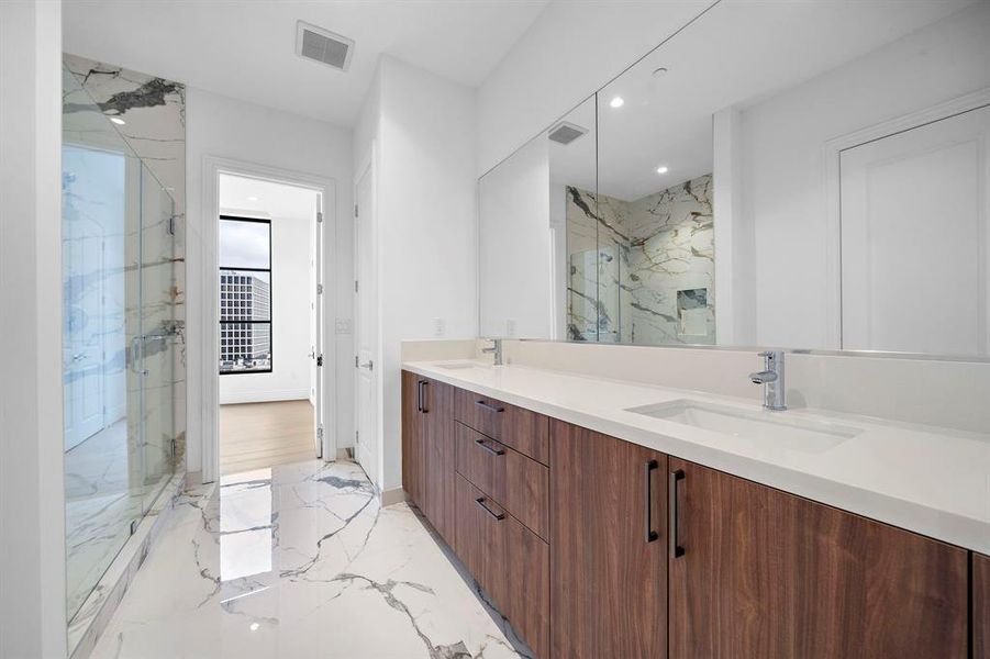 Hollywood bath: both secondary bedrooms have easy access to this space.