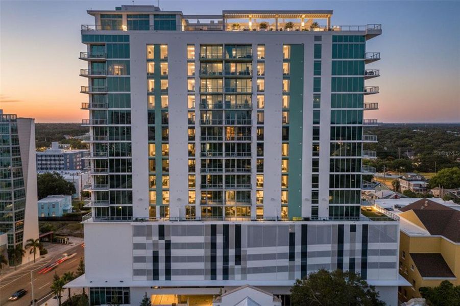 Condo located in St. Petersburg, FL showcasing its design and architecture (Image 5).