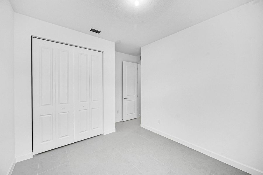 Spacious, unfurnished interior of a new home in Seagrove: The Indies, Fort Pierce (Image 21).