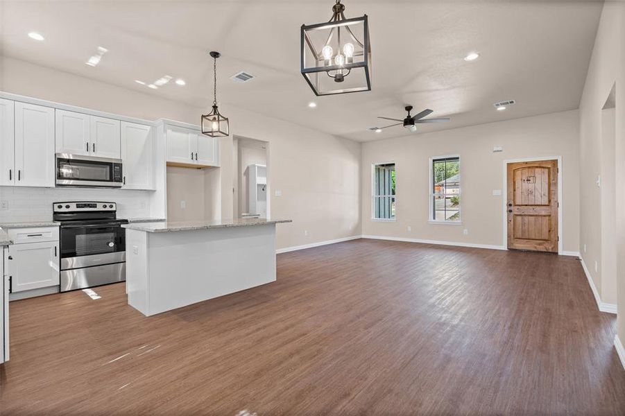 Spacious, unfurnished interior of a new home in , Mineral Wells (Image 28).