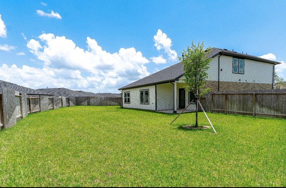 Exterior details and patio area of a home in Tamarron, Katy (Image 3).