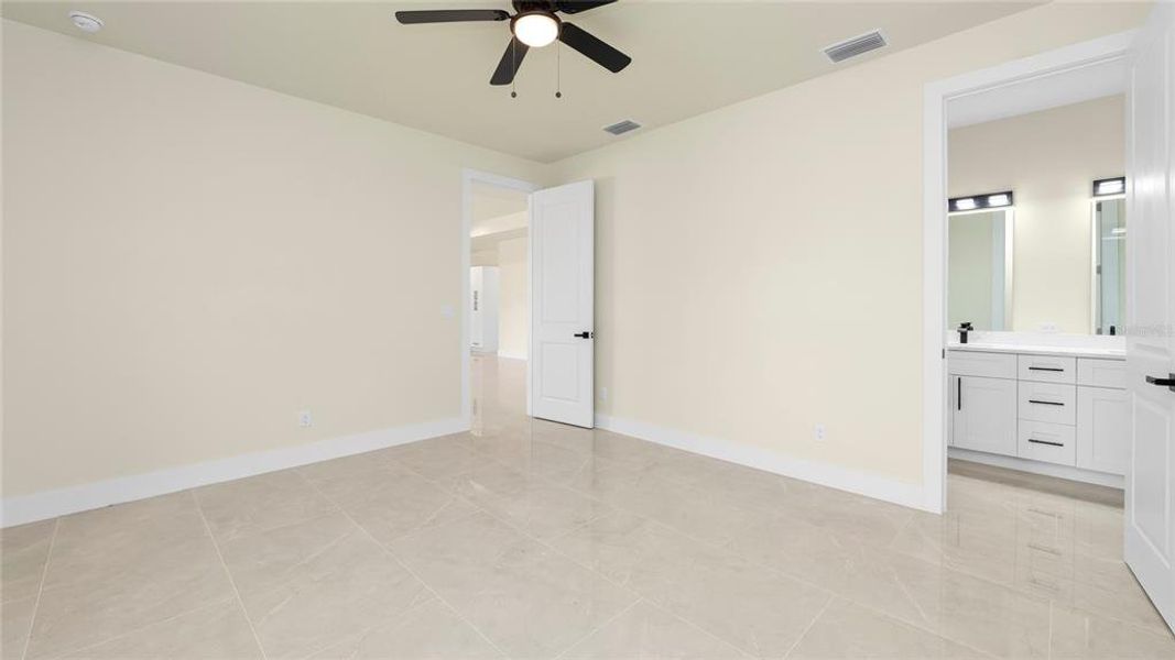 Spacious, unfurnished interior of a new home in , Punta Gorda (Image 24).