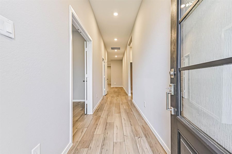Spacious, unfurnished interior of a new home in Lago Mar, Texas City (Image 32).