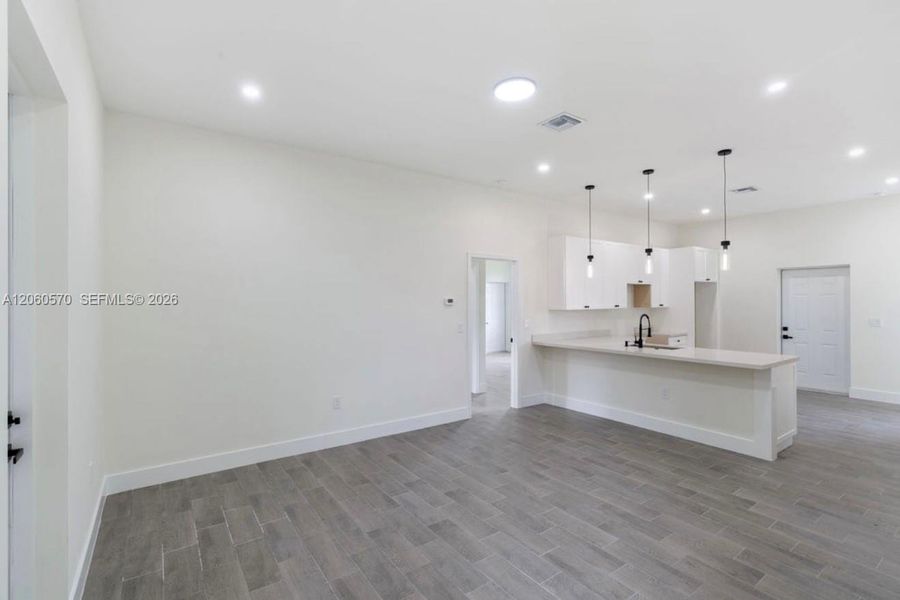 Spacious, unfurnished interior of a new home in , Lehigh Acres (Image 22).