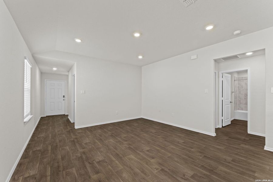 Spacious, unfurnished interior of a new home in Laurel Vistas, San Antonio (Image 20). Spacious, unfurnished interior of a new home in Laurel Vistas, San Antonio (Image 20).