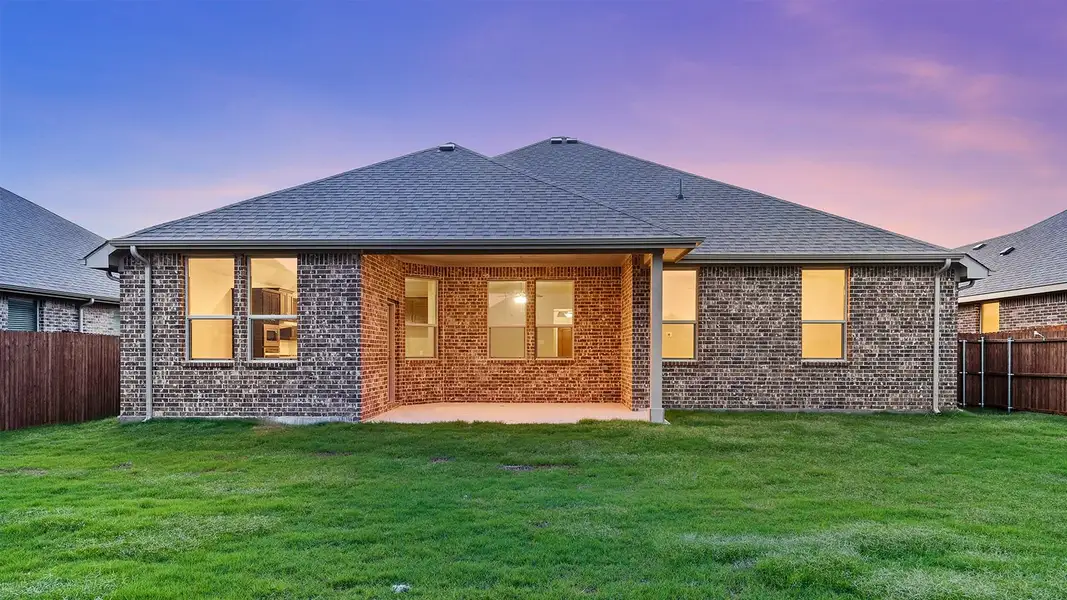 Exterior details and patio area of a home in Lakeview Pointe, Grand Prairie (Image 2).