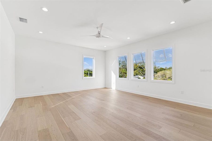 Spacious, unfurnished interior of a new home in , Tampa (Image 23).
