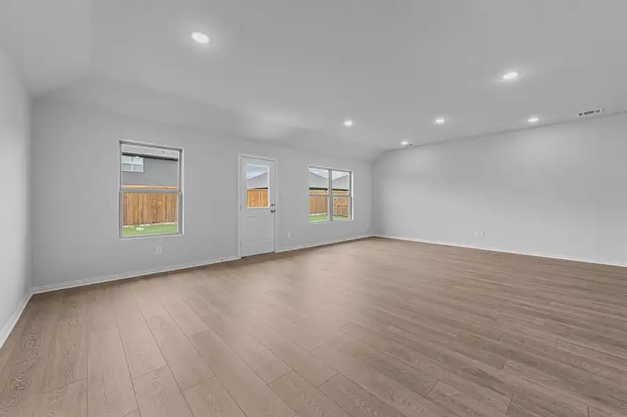 Spacious, unfurnished interior of a new home in Rolling Ridge, Van Alstyne (Image 17).
