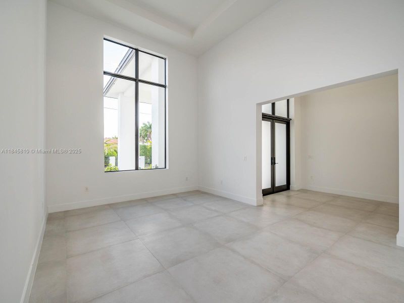 Spacious, unfurnished interior of a new home in , Miami (Image 37).