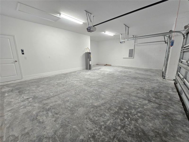 Spacious, unfurnished interior of a new home in , Homosassa (Image 77).