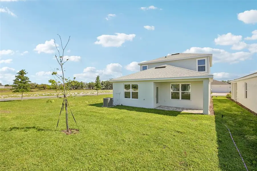 Exterior details and patio area of a home in Willowbrook North, Winter Haven (Image 4).