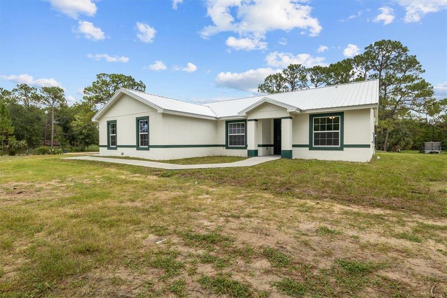 Exterior details and patio area of a home in , Haines City (Image 4).