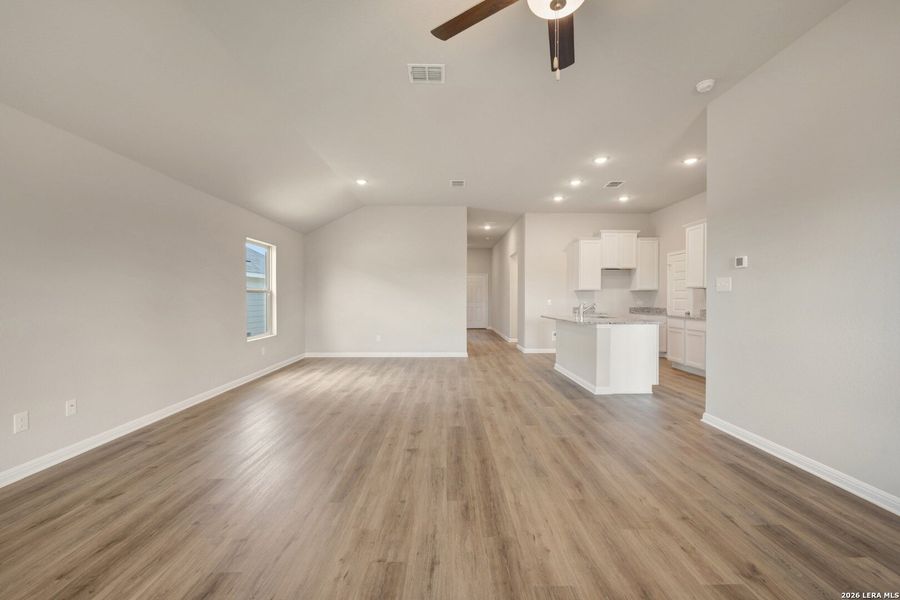 Spacious, unfurnished interior of a new home in Mesquite Ridge, San Antonio (Image 23).