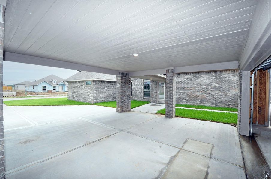 Exterior details and patio area of a home in , League City (Image 4).